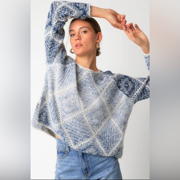 NWOT Olivaceous Blue White Geometric Knit Sweater - Women’s Large - Picture 1 of 12